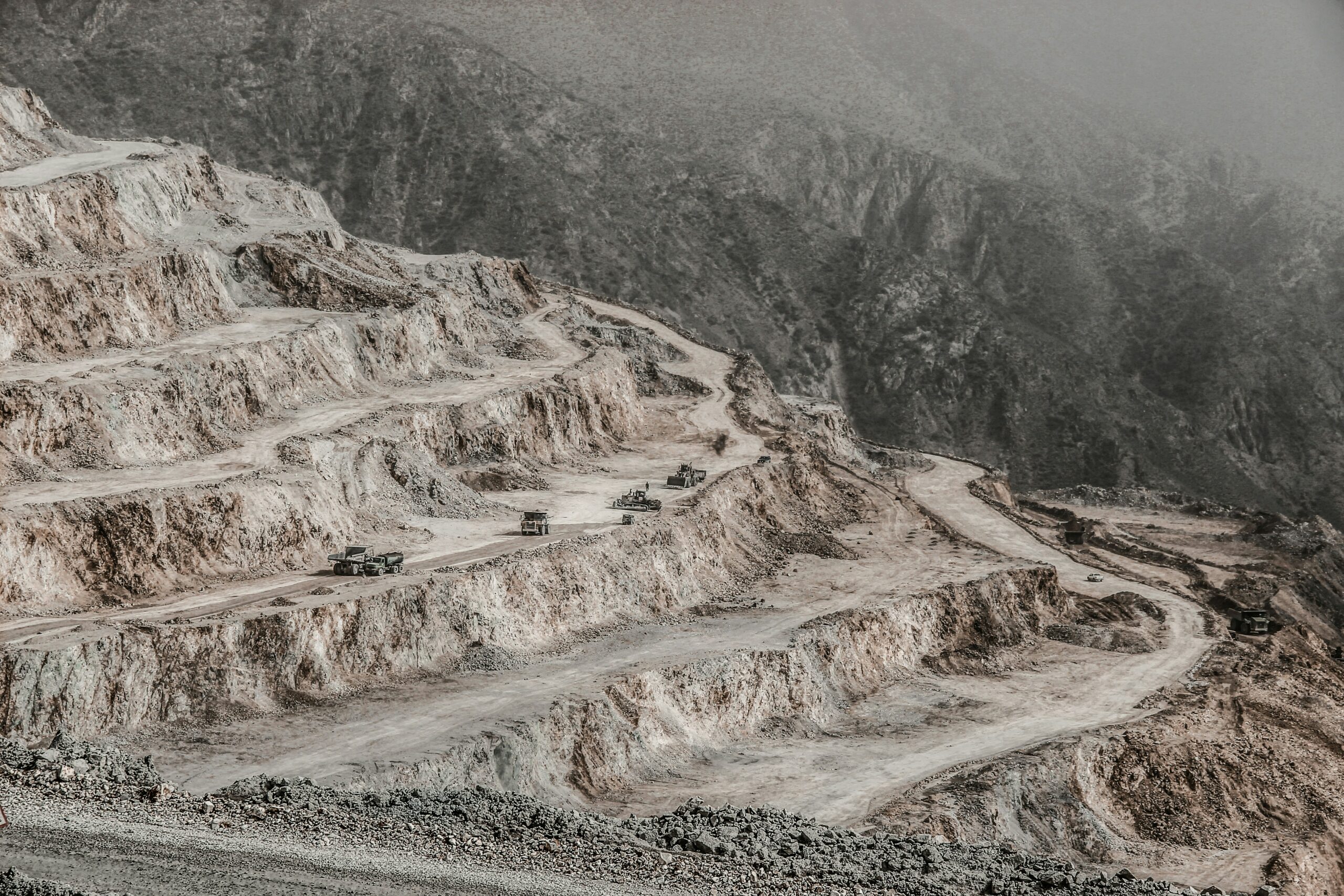 Securing Land Rights for Subsoil Users in Mining Projects: Key Insights - background image